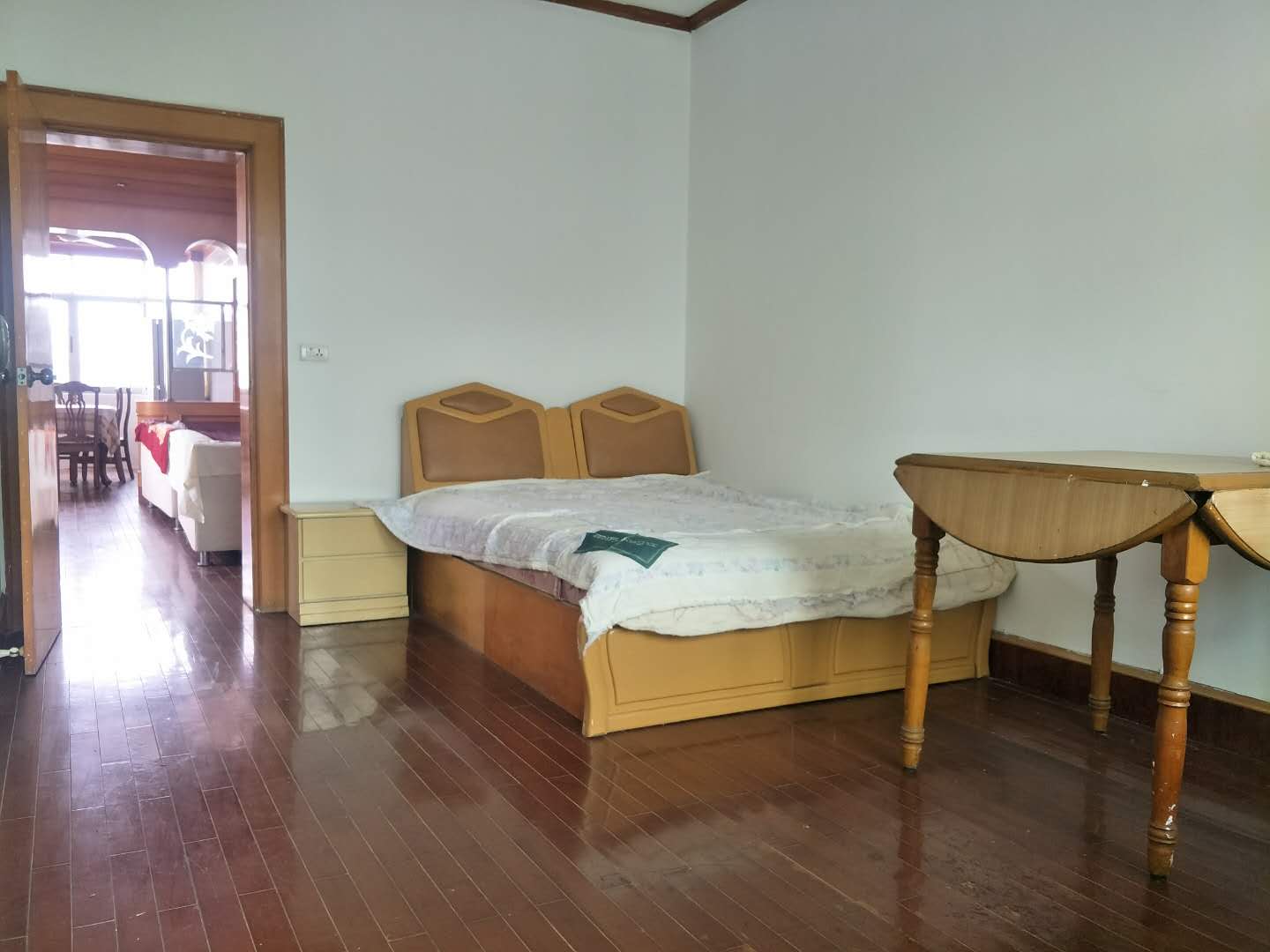 步行街对面公安局宿舍大三房送车库带水电可住人武商附近出行方便停车方便