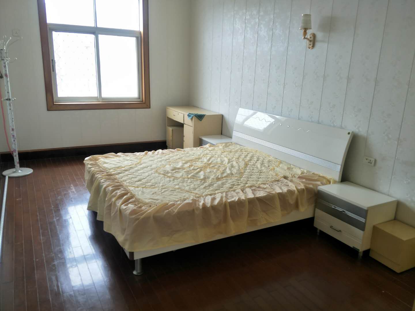 步行街对面公安局宿舍大三房送车库带水电可住人武商附近出行方便停车方便