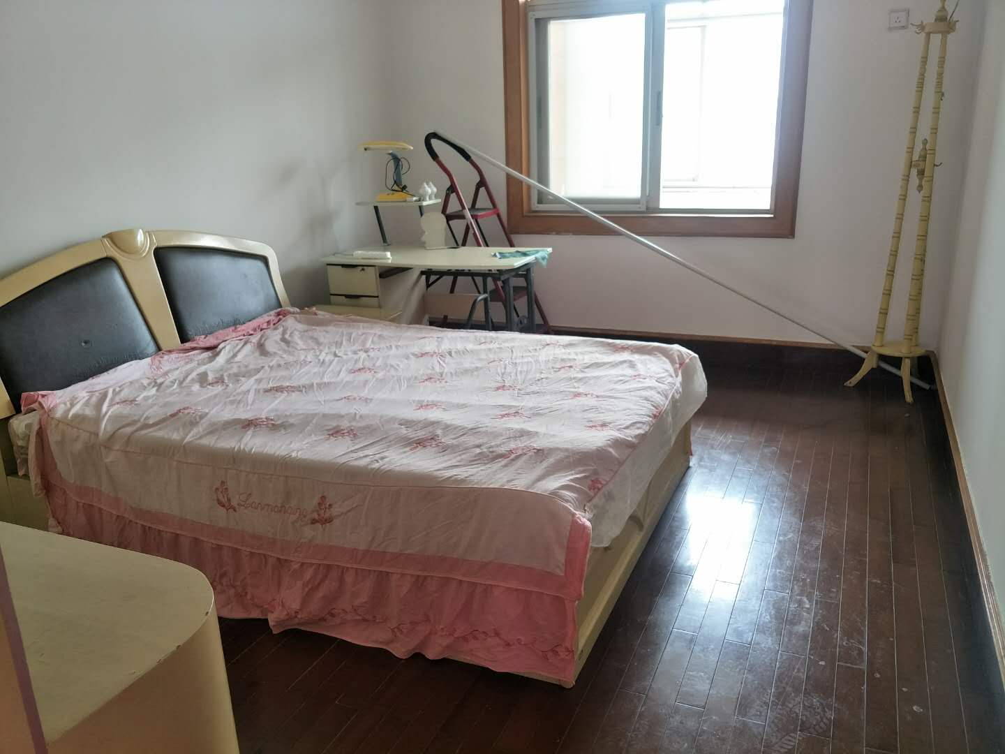 步行街对面公安局宿舍大三房送车库带水电可住人武商附近出行方便停车方便