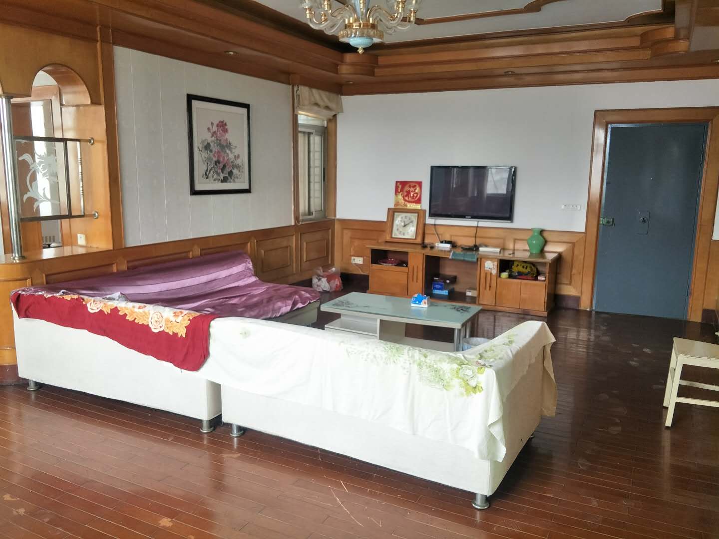 步行街对面 公安局宿舍 大三房 送车库带水电 可住人  武商附近  出行方便 停车方便