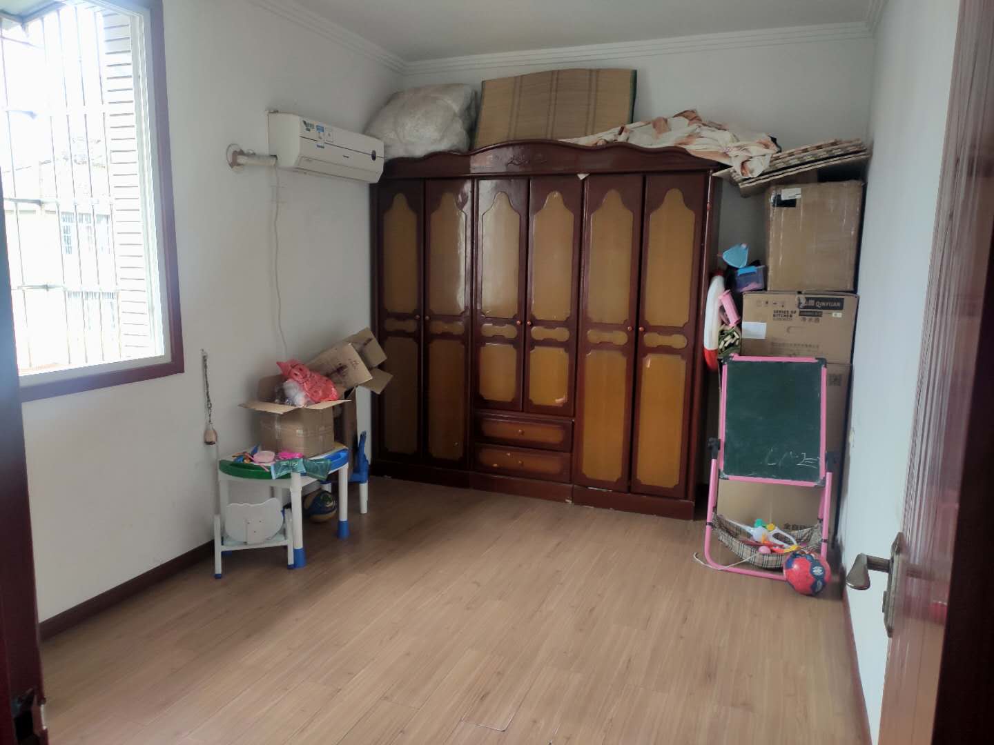 沃尔玛旁华泰家园大三房出售小区带幼儿园产证满二