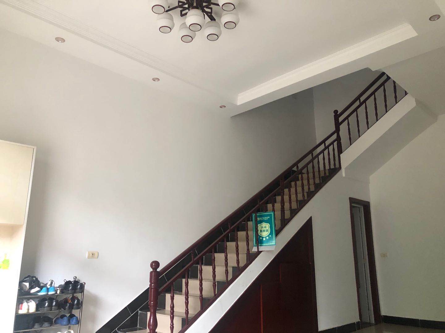 油榨湾菜场旁边私房两间四层出场大停车方便房东诚意出售