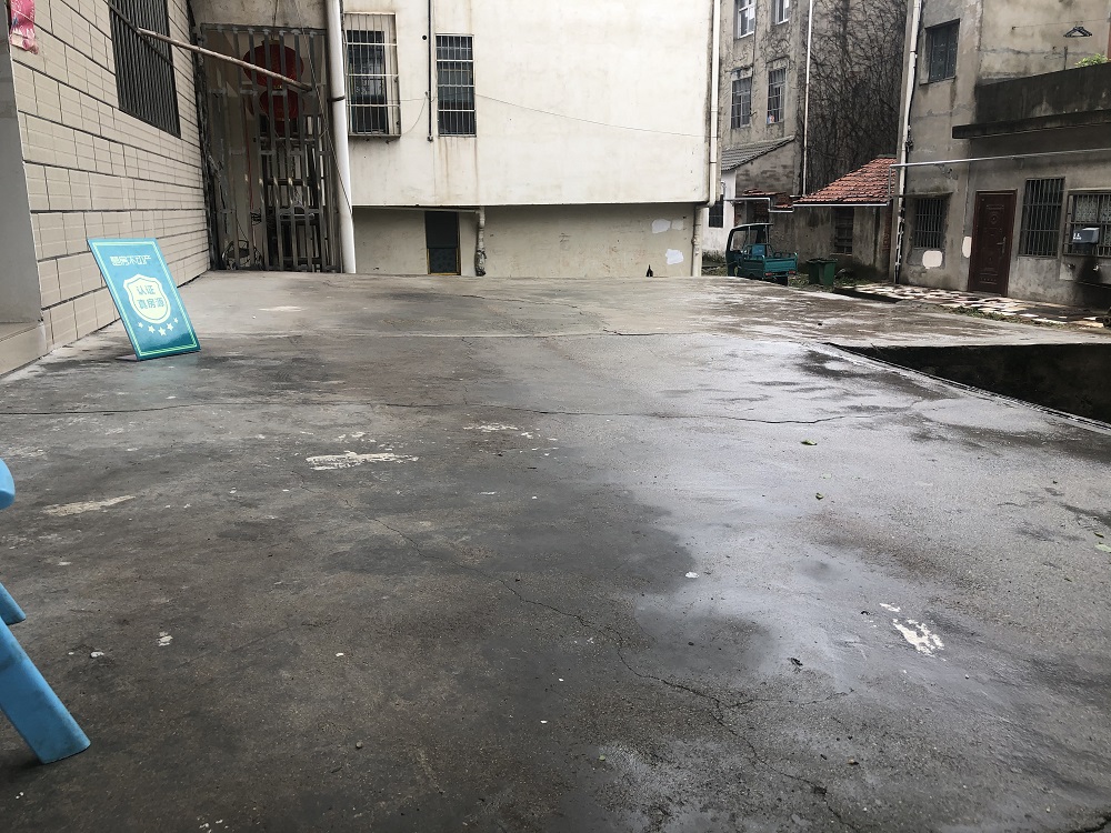 油榨湾菜场旁边私房两间四层出场大停车方便房东诚意出售