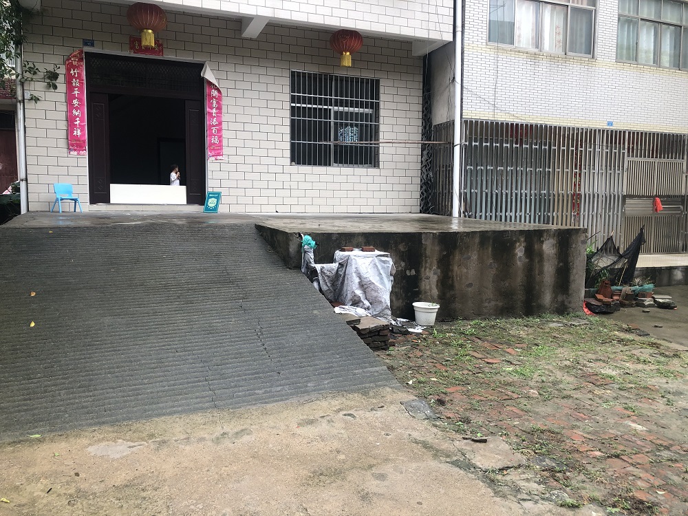 油榨湾菜场旁边私房两间四层出场大停车方便房东诚意出售