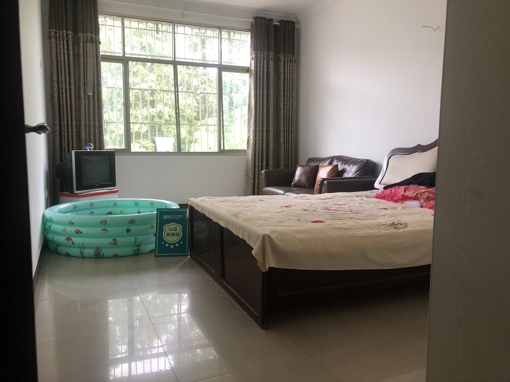 油榨湾菜场旁边私房两间四层出场大停车方便房东诚意出售