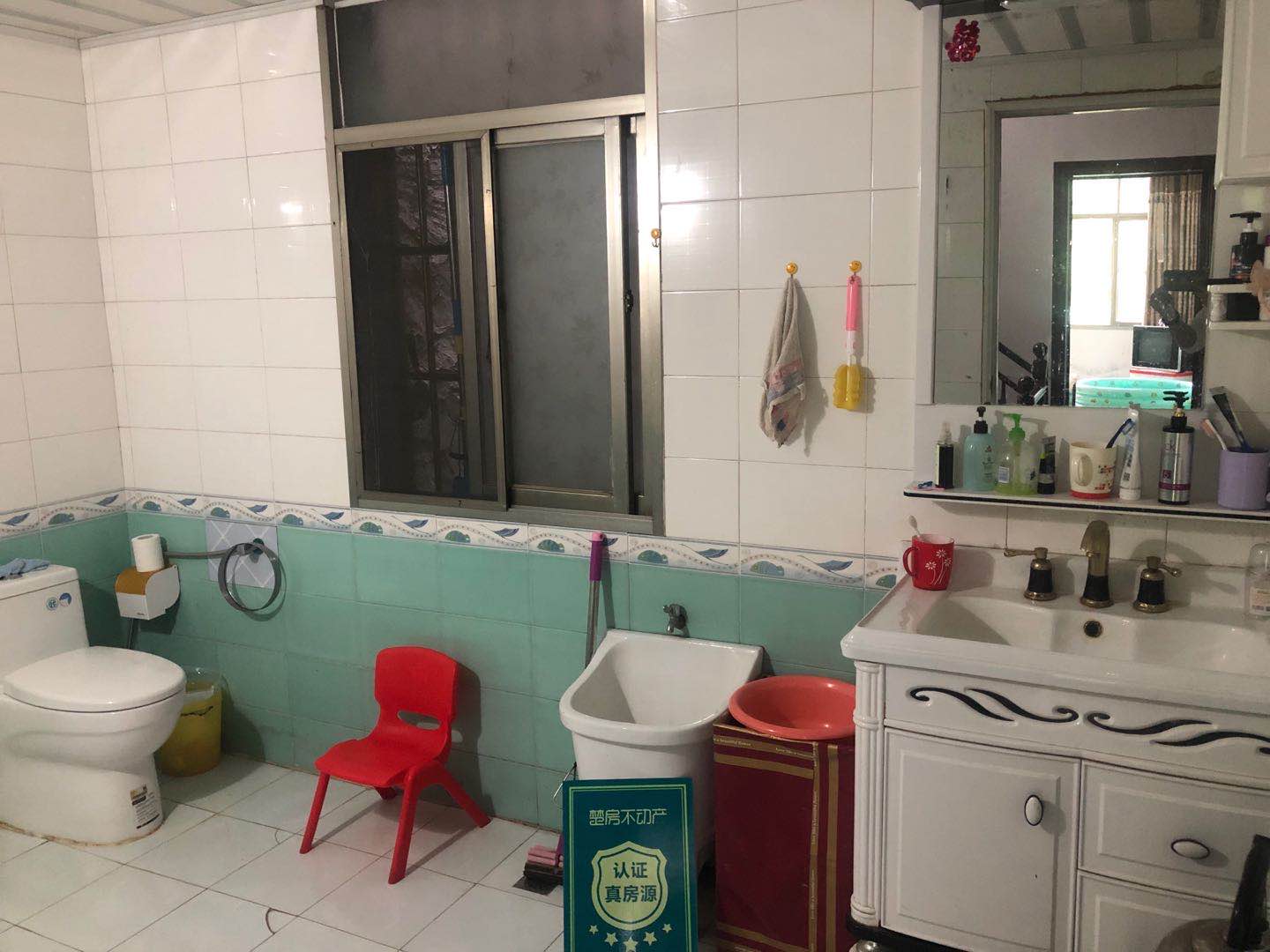 油榨湾菜场旁边私房两间四层出场大停车方便房东诚意出售