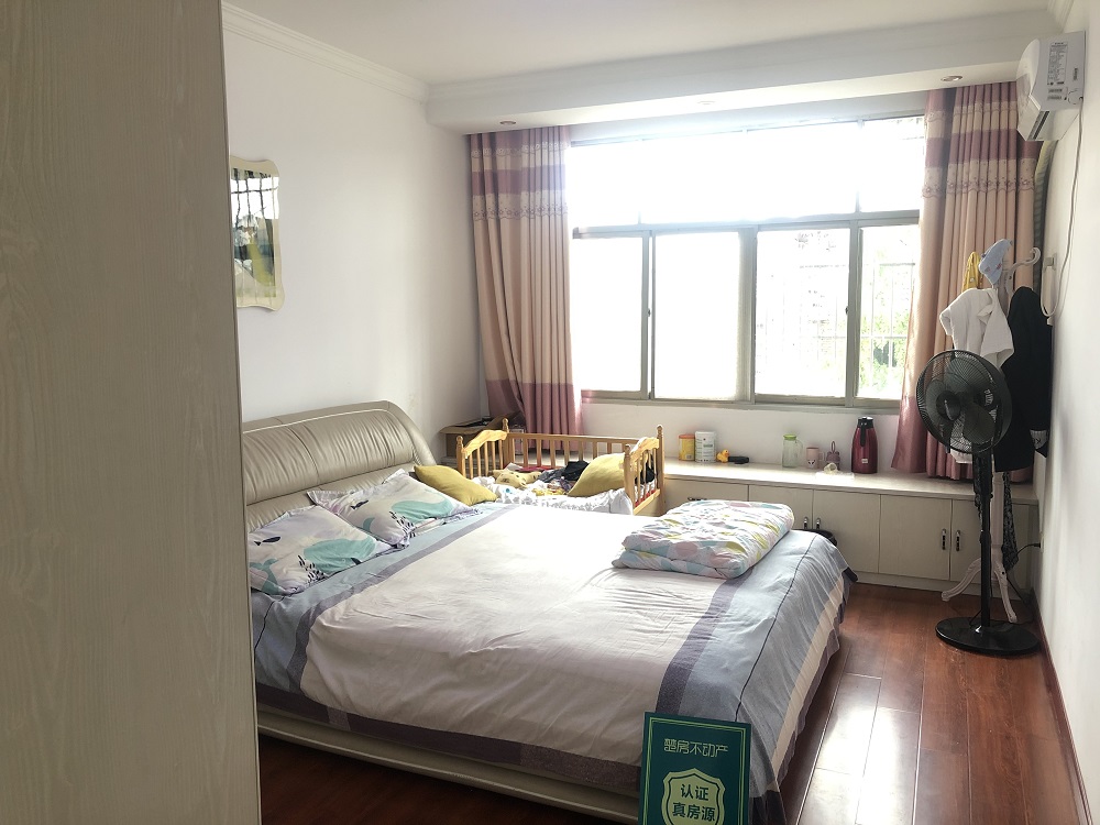 油榨湾菜场旁边私房两间四层出场大停车方便房东诚意出售