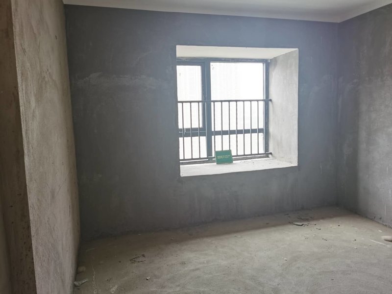 森林国际毛坯四房，楼层好，户型好，诚心出售