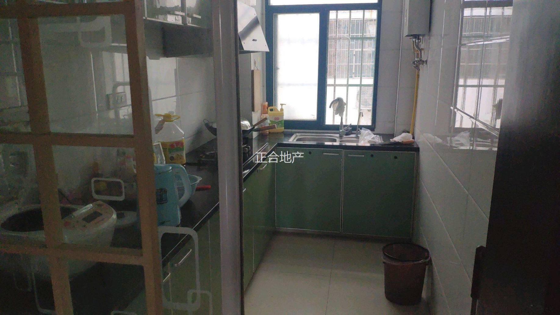 i汽修小区精装三房交通便利， ，商城一 到！出门仙下河好风景！