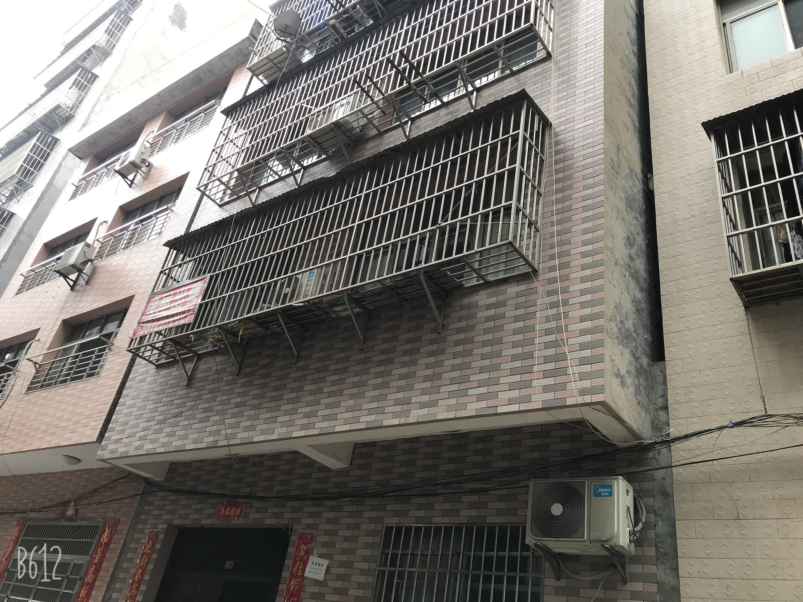 仙桃中学 富迪三友 附近私房出售 两干五层 位置霞几好 好出租