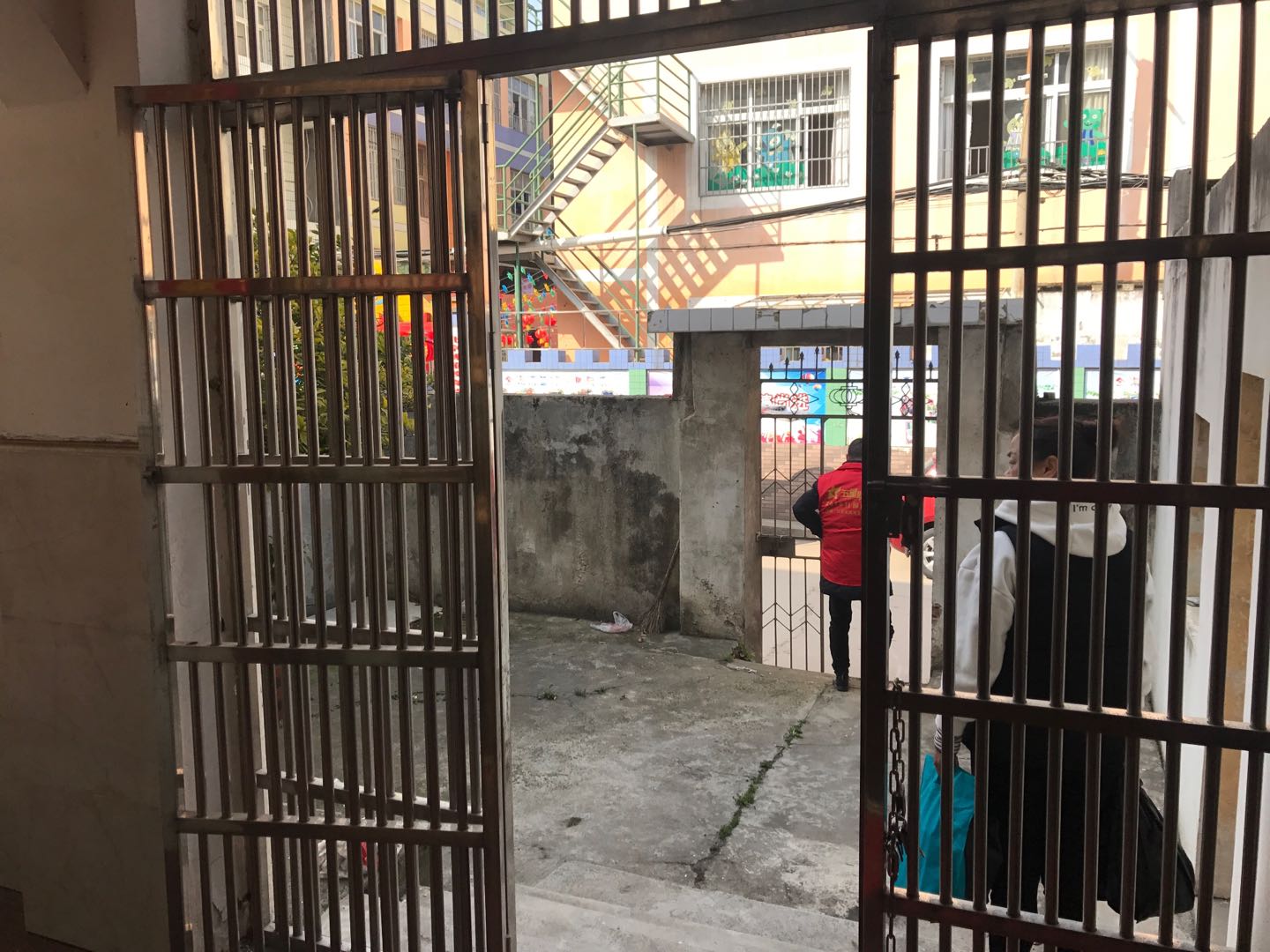 新生街 旁边三层私房前后带院子车库诚意出售