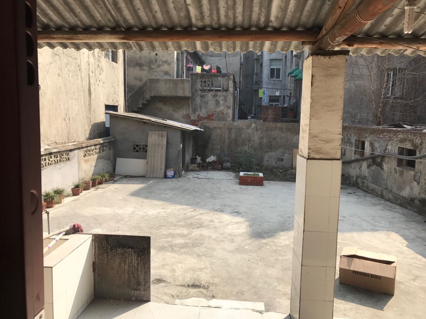 新生街小学旁边 三层私房 前后带院子 车库 诚意出售