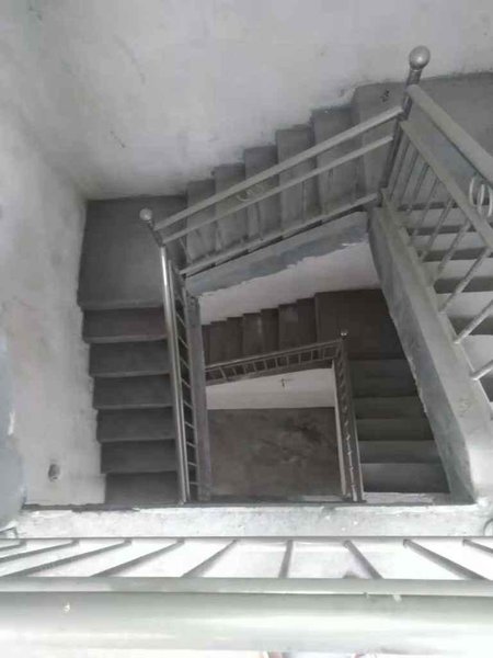 九中旁边毛坯私房整体400平带后花园前后宽敞好停车