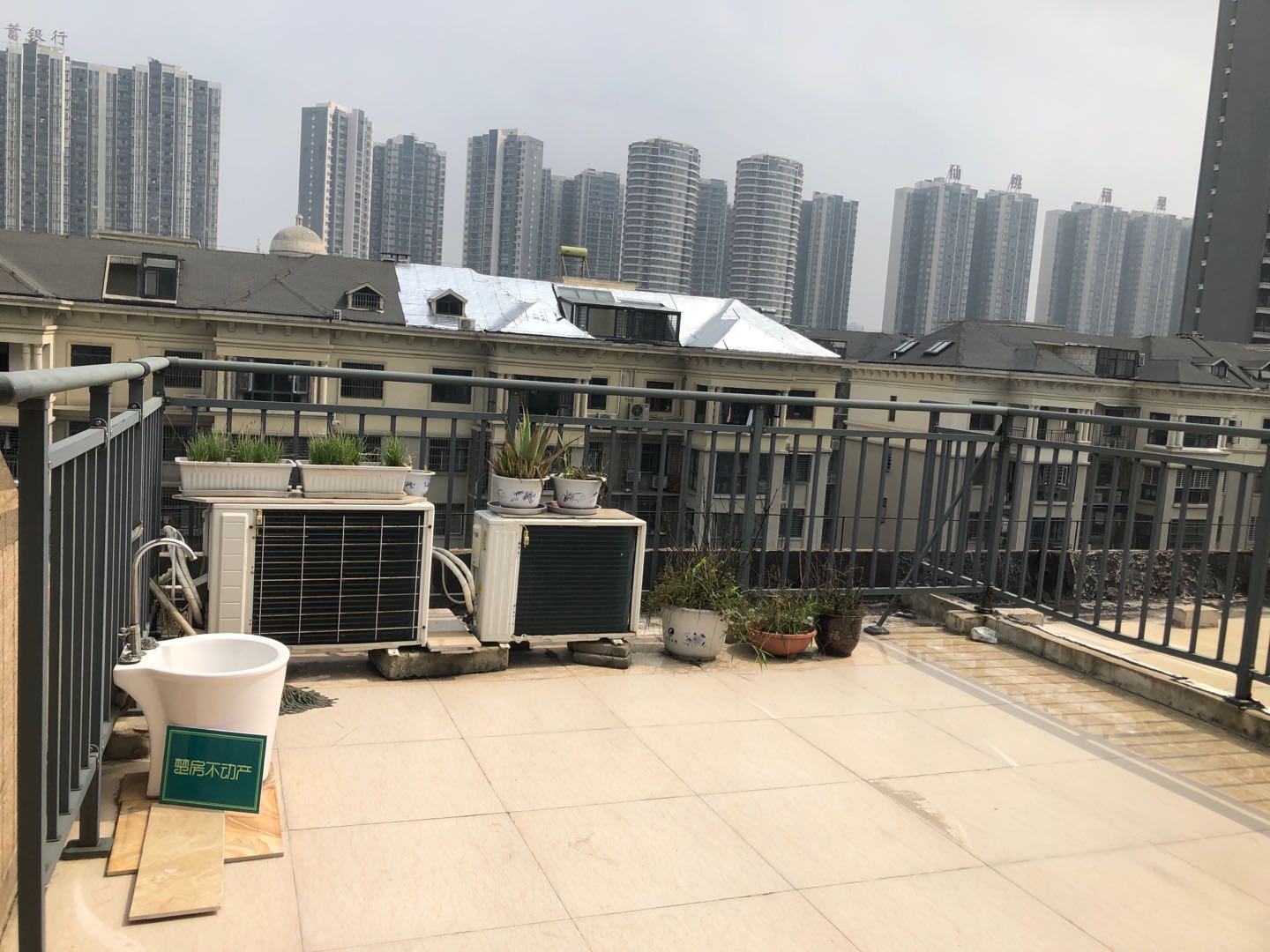 和园公馆城南优质步梯房，小区环境好，周边配套设施齐全！