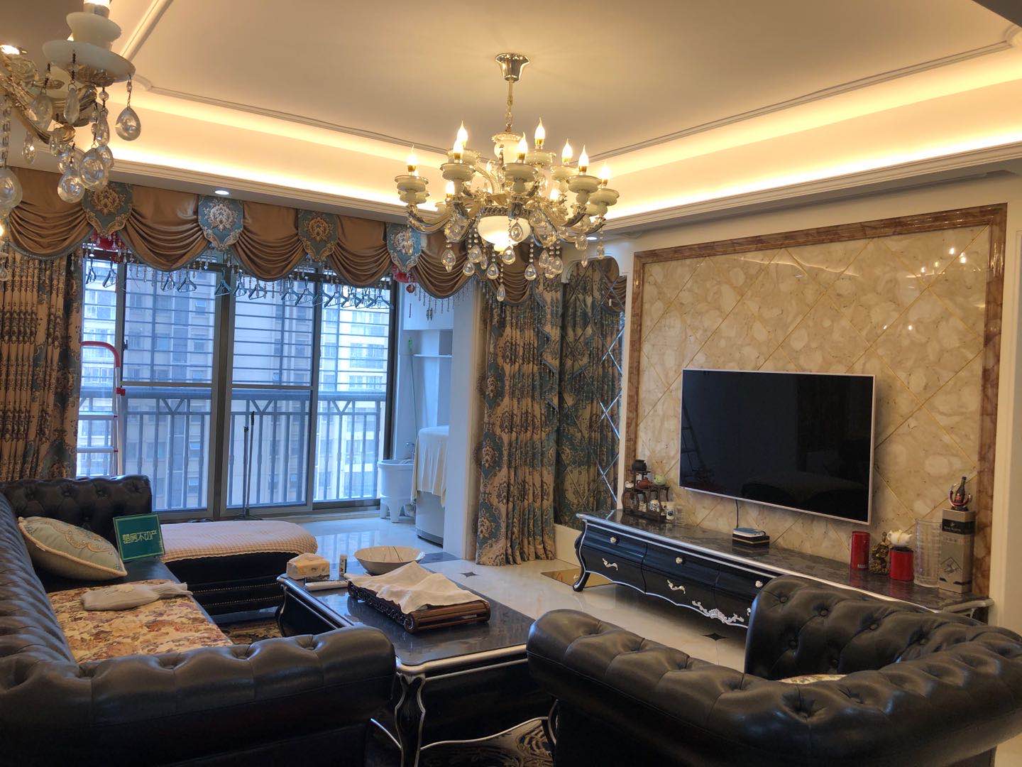 锦绣江山精装三房中间楼层，业主外地置业，诚心出售！