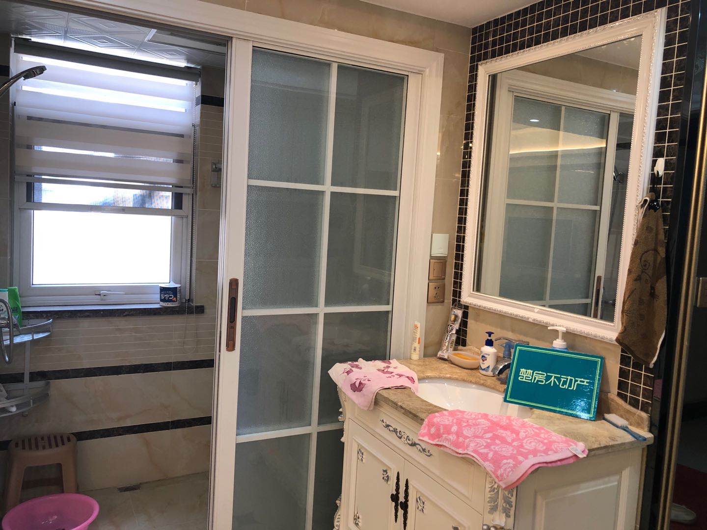 锦绣江山精装三房中间楼层，业主外地置业，诚心出售！