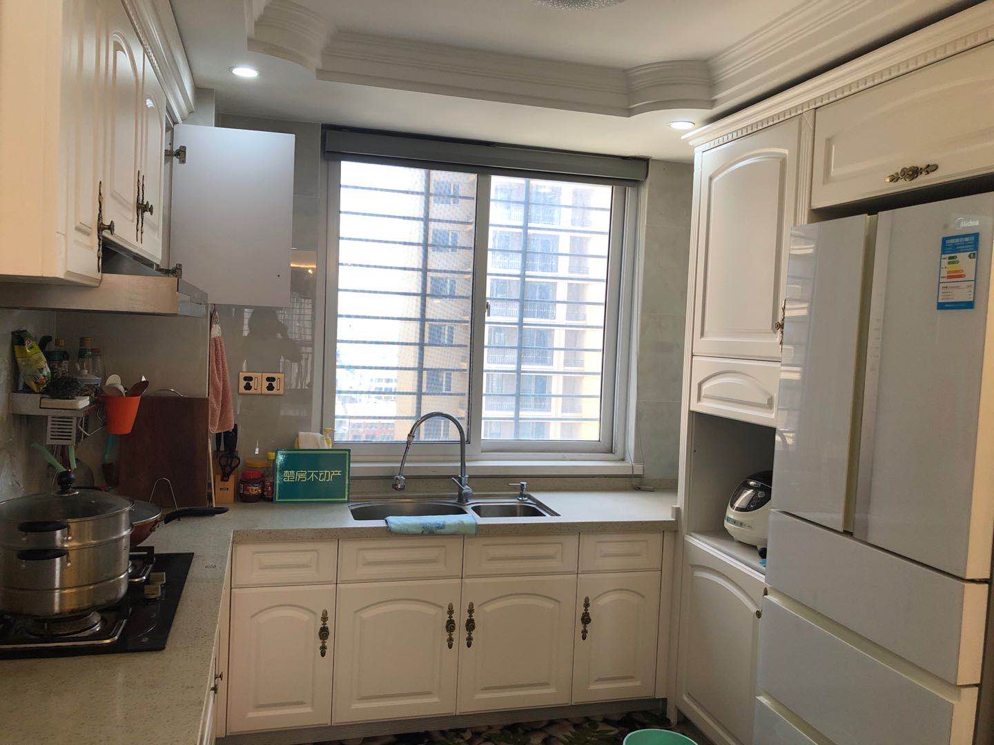 锦绣江山精装三房中间楼层，业主外地置业，诚心出售！