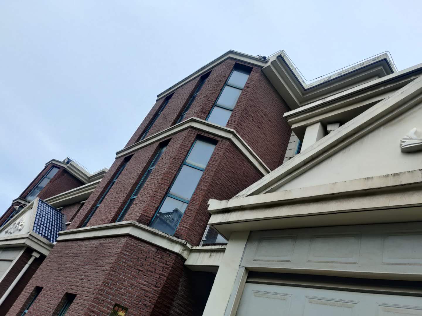 桃园居别墅  职院对面  有车库好停车   带花园  要便宜别墅的看过来