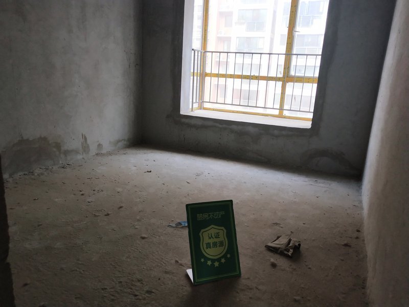 紫晶尚城，毛坯大三房，南北通透，中间楼层，看房方便