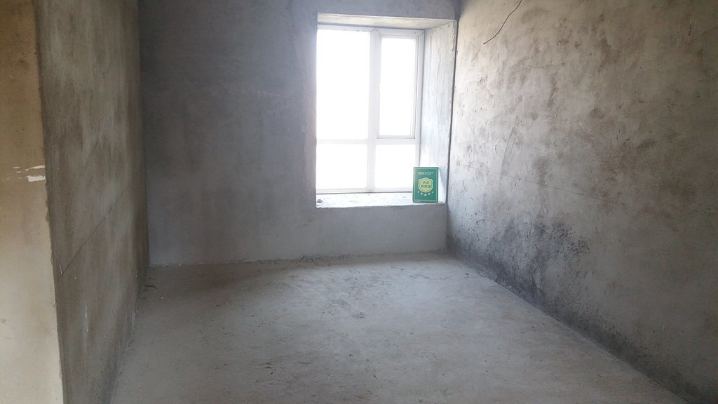 紫晶尚城，毛坯大三房，南北通透，中间楼层，看房方便