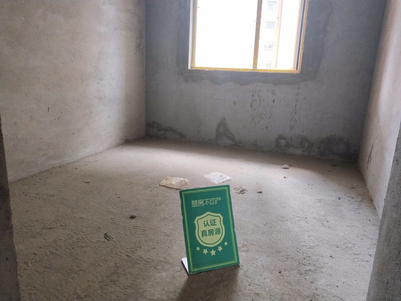 紫晶尚城，毛坯大三房，南北通透，中间楼层，看房方便