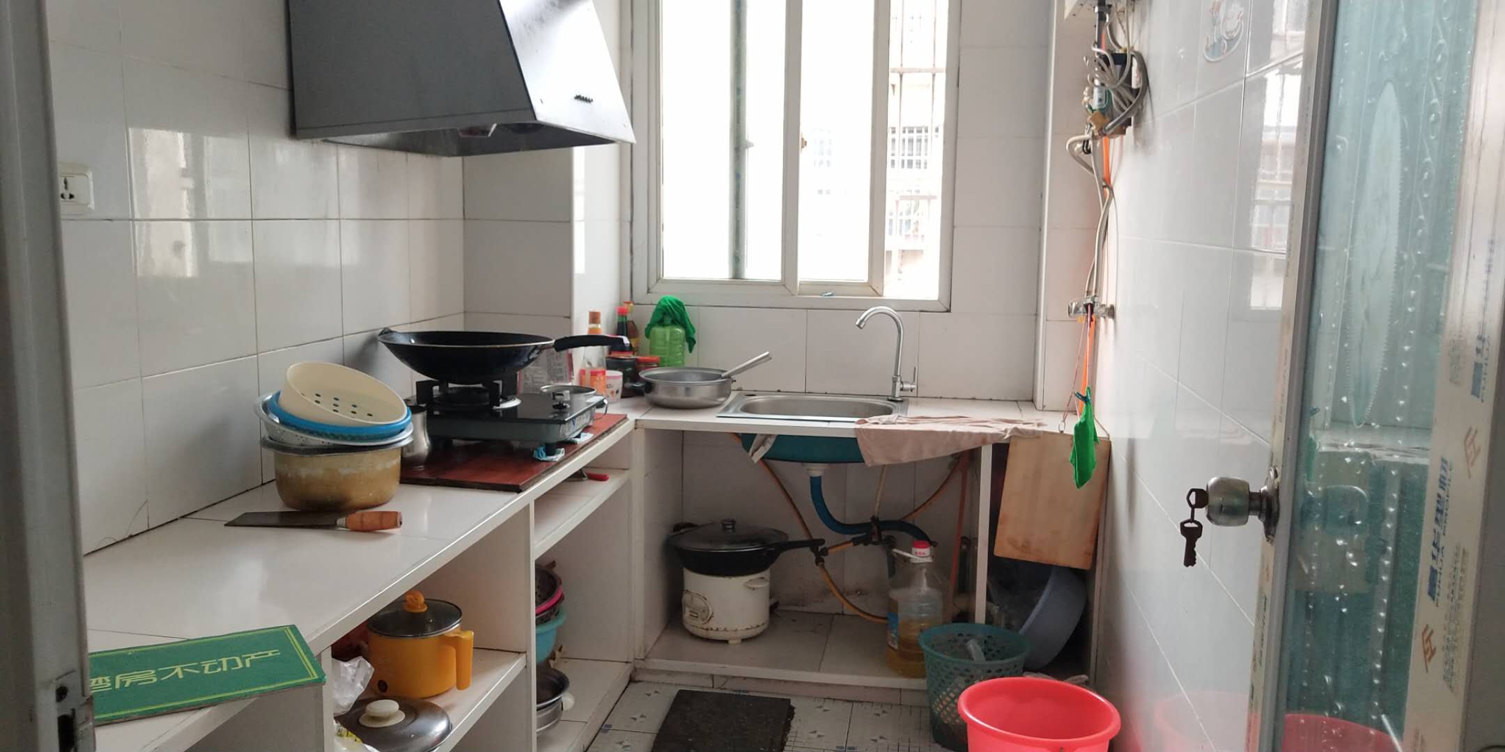 沔中对面荆洪花园带30平地下室证满二可按揭看房方便