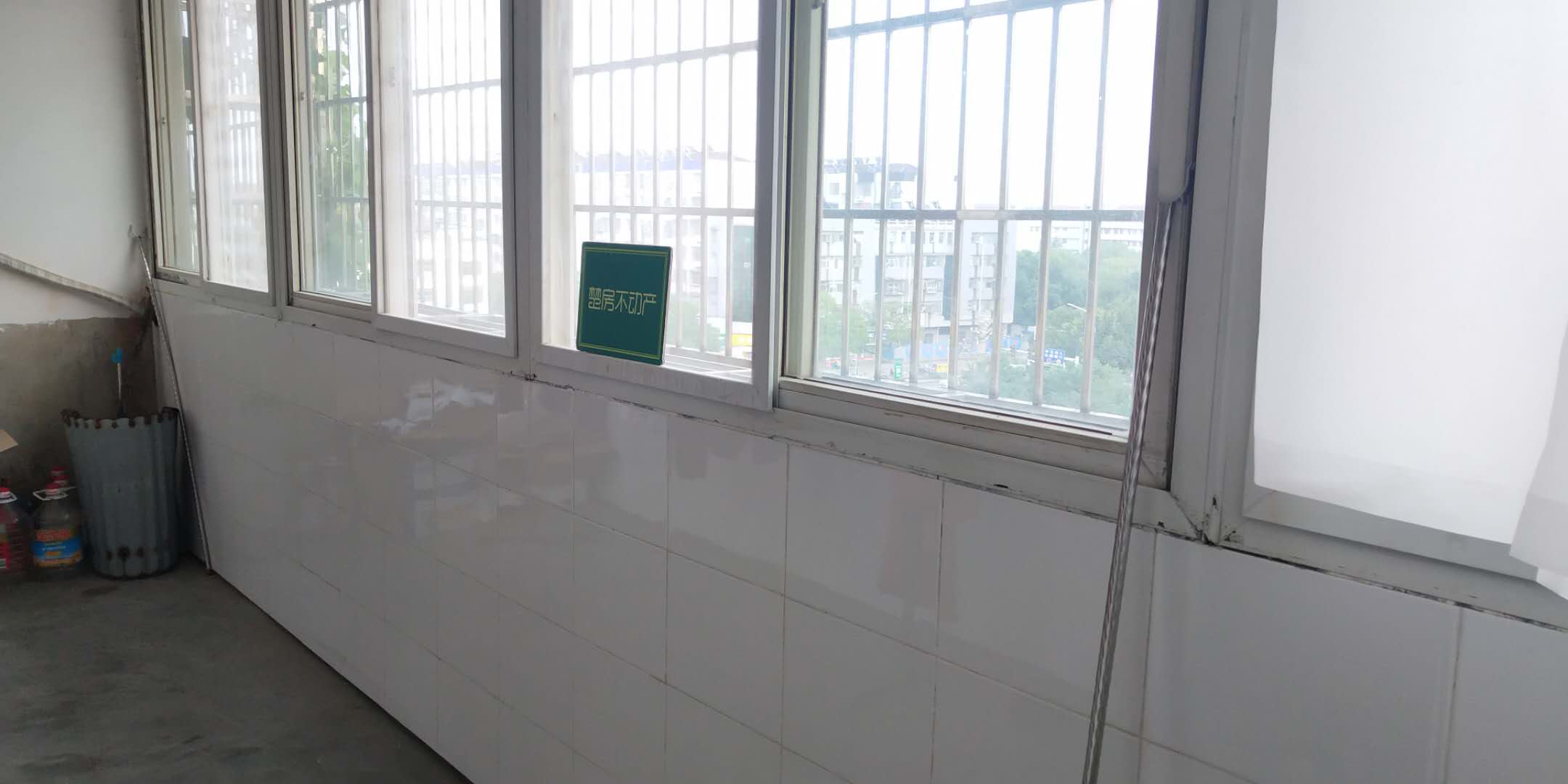 沔中对面荆洪花园带30平地下室证满二可按揭看房方便