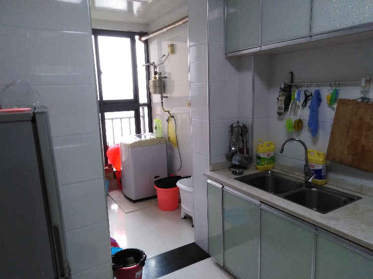 三中实验二小 房(非中介)出租1600/月