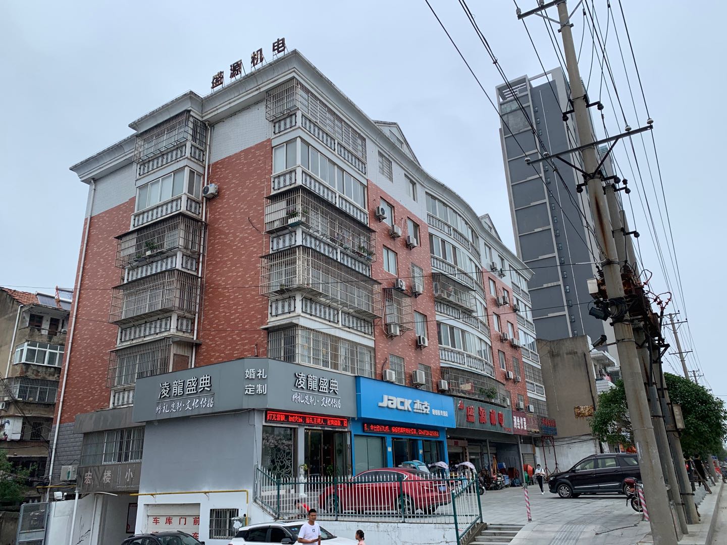 宏楼小区 钱沟皇朝家具隔壁 步梯3楼四房出门方便 家门口龙华山小学