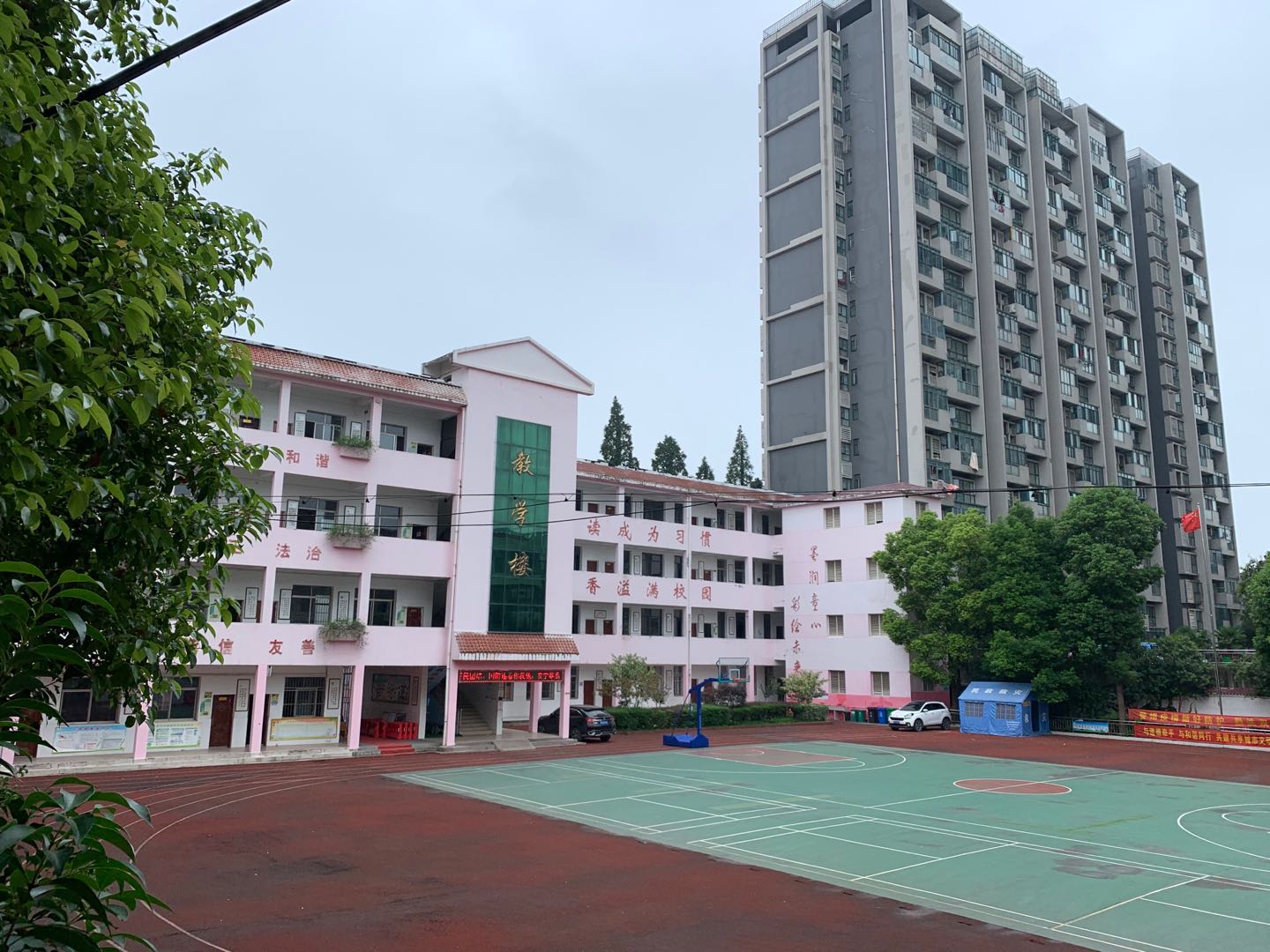 宏楼小区钱沟皇朝家具隔壁步梯3楼四房出门方便家门口龙华山 