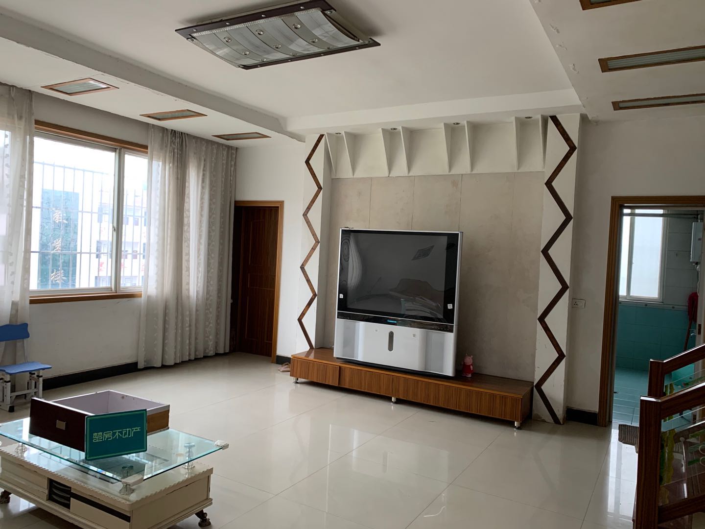 宏楼小区钱沟皇朝家具隔壁步梯3楼四房出门方便家门口龙华山 