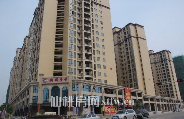 新城壹号五月工程进度 正在做小区内绿化设施