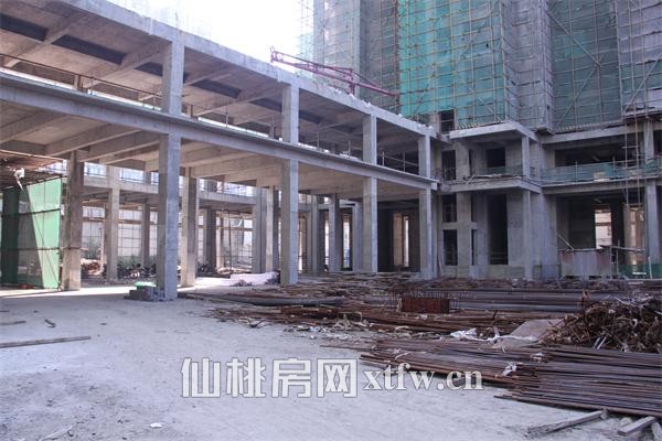 项目沿街5万方商铺已初具雏形