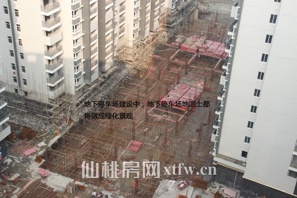  正在建设的地下停车场，建成之后地面上还会做成绿化景观