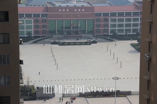 仙桃一中，翰林公馆马路正对面。