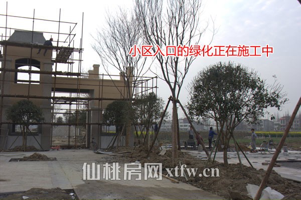 小区大门旁边的绿化带正在施工中