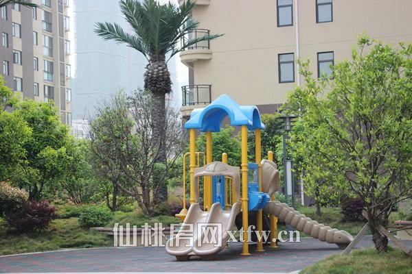 小区供儿童游戏的滑梯