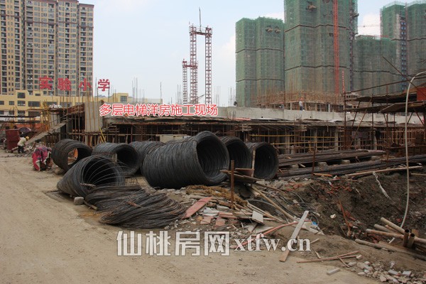 　　三期旁的多层电梯洋房也在建设当中，已建到２层。