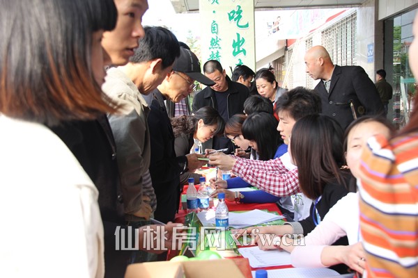 业主在室外报名点现场报名现场咨询