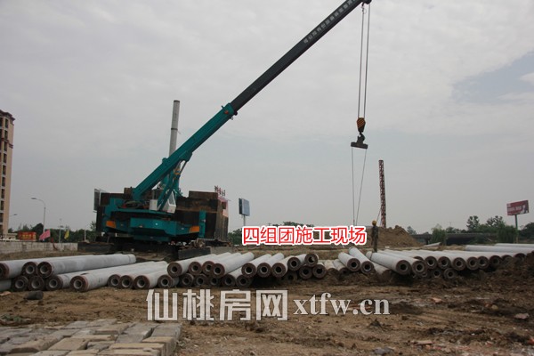 除此之外，四组团水岸大宅也在紧锣密鼓地施工中