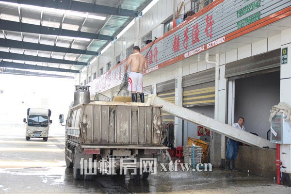 正在运送货物忙碌的商家