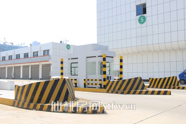 门前的保安亭和治安设施已安装好