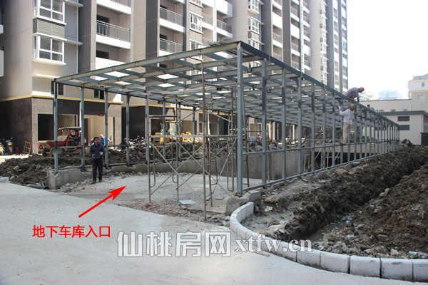 小区地下车库入口正在进行装饰施工