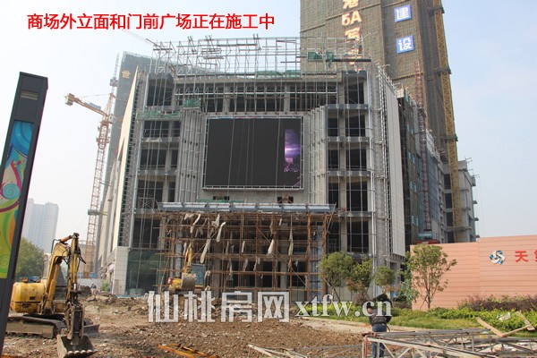 商场的外立面和门前广场正在施工中