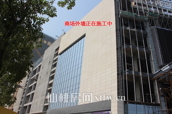 商场外立面正在施工中