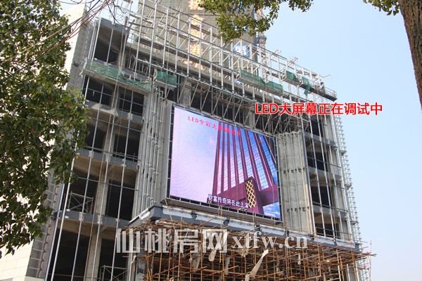 商场门前正在调试中的LED大屏幕