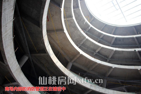 商场内部正在进行消防管道等工程