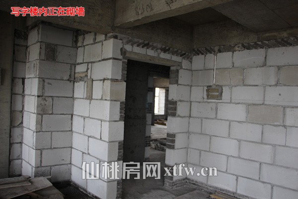 写字楼内部正在砌隔墙