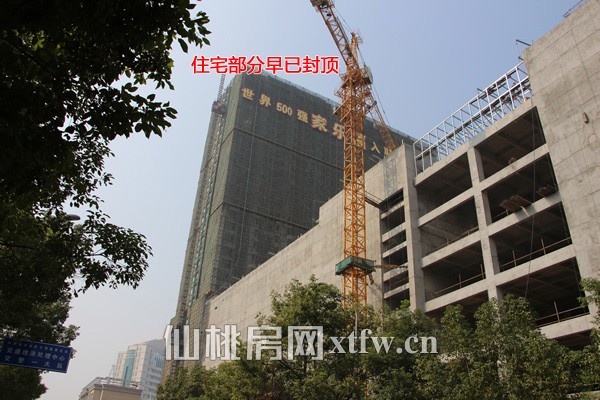 住宅部分早已封顶,目前正在进内墙粉刷装饰