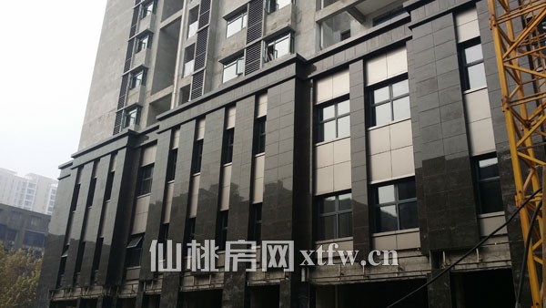 三合鑫城10月工程进度  商业外立面钢挂石材完工